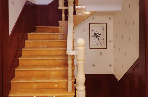 岷县中式别墅室内汉白玉石楼梯的定制安装装饰效果